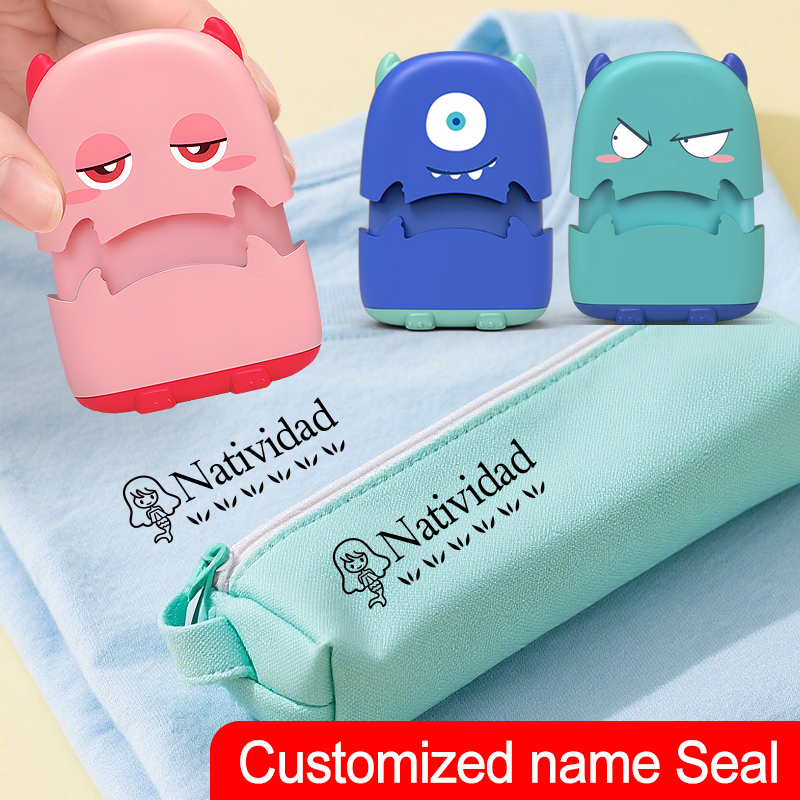 Sewing Labels - 名前入りスタンプ - 漂白に強く、衣類に印字するのに適した、鮮明な印字。持ち運び可能な布製ラベルで、日常使いに最適な手作りギフト。