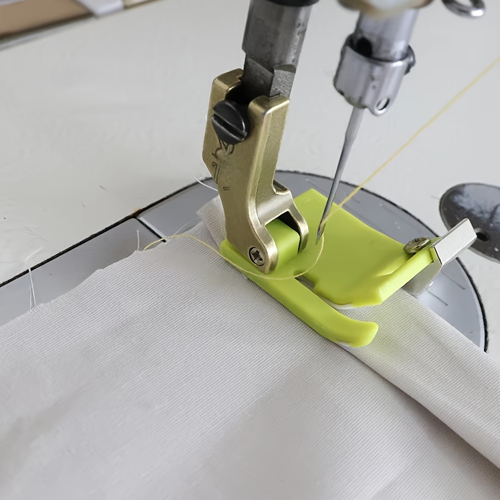 Sewing Factory - ランダムカラーのプラスチック製T9調整可能な多機能プレッサーフット、工業用ミシン用ヘミングローリングエッジガイドフット1個